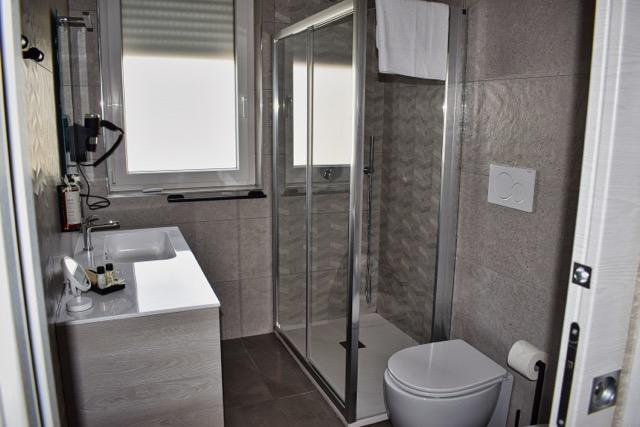 Bagno con doccia in cristallo