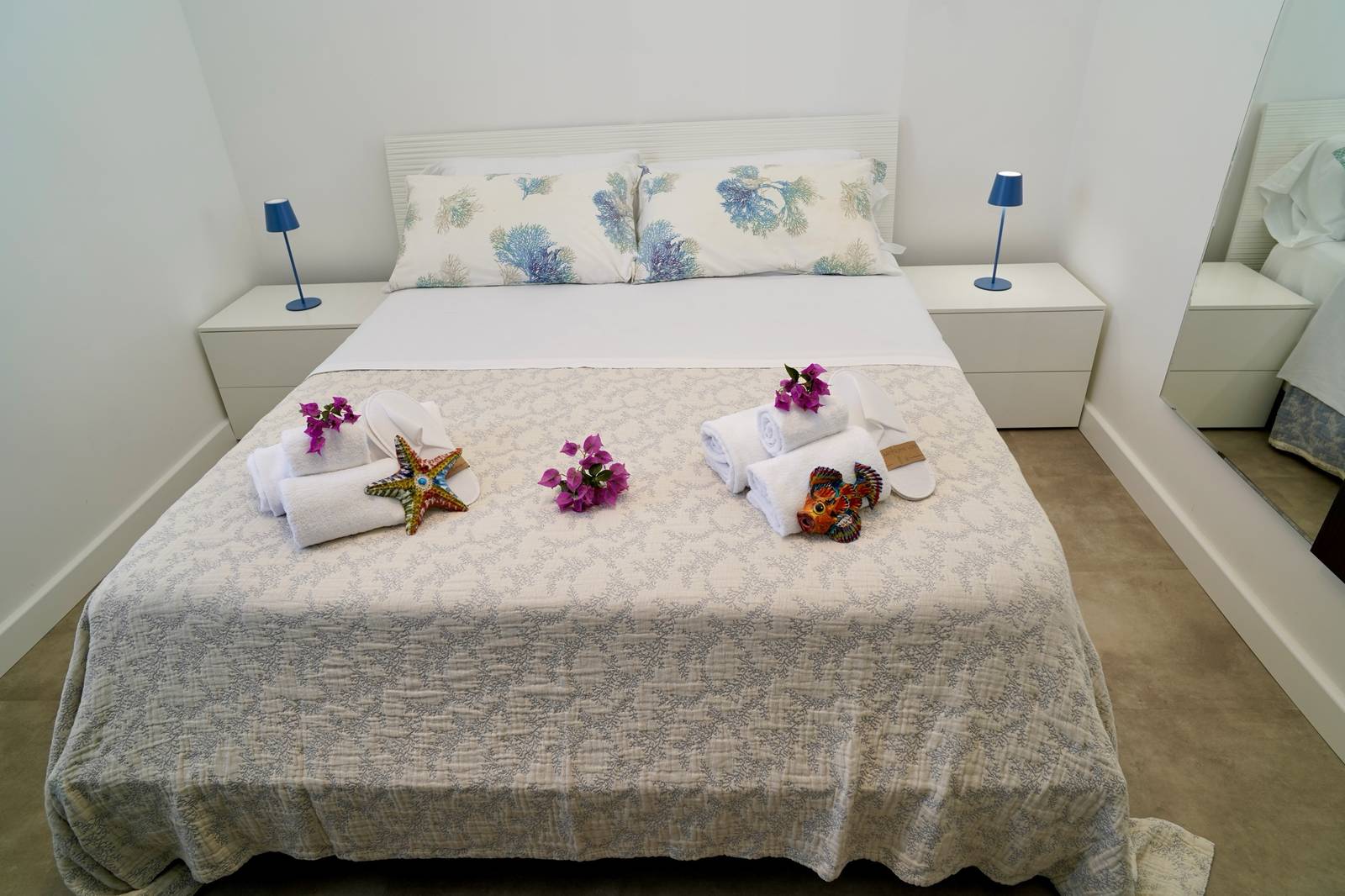 Letto matrimoniale con asciugamani e bouganville