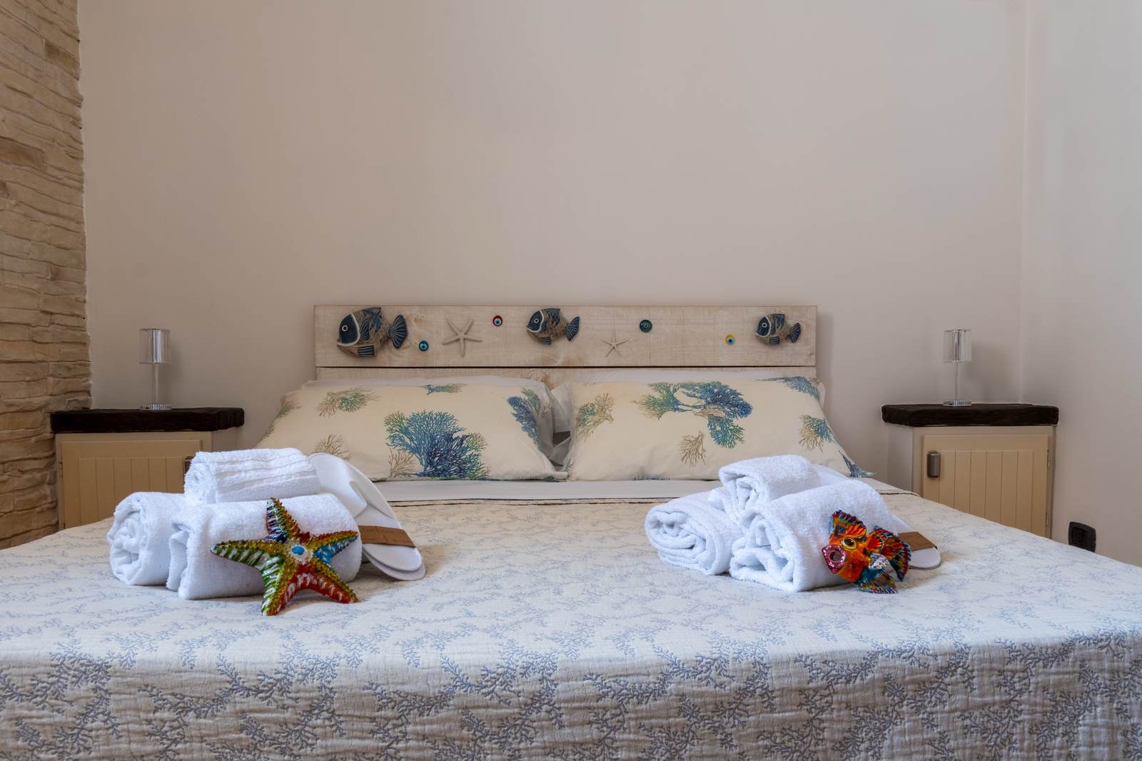 Camera matrimoniale con cuscini a coralli