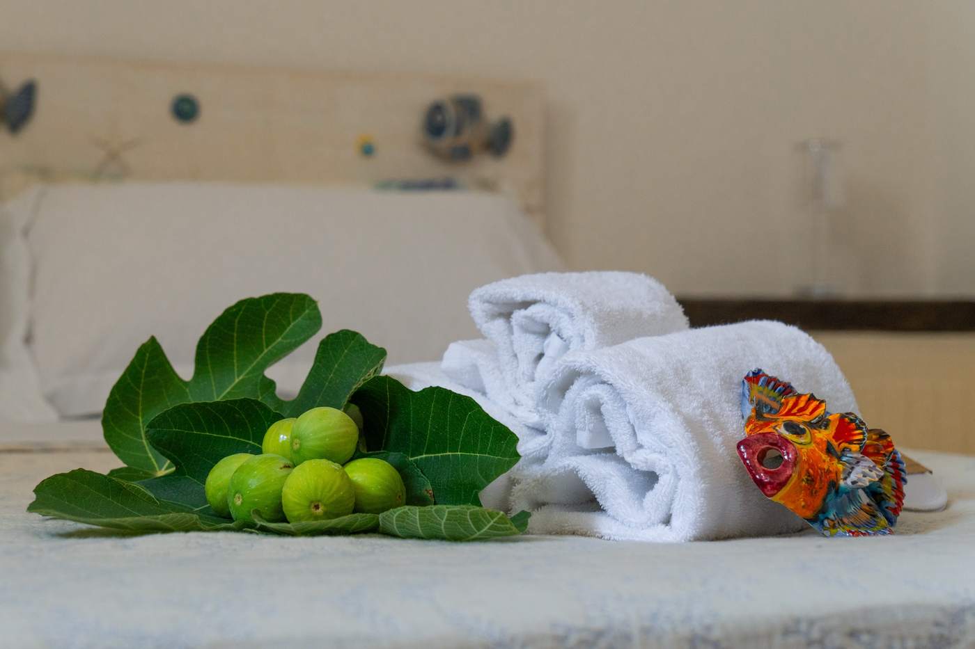 Fichi freschi e asciugamani sul letto